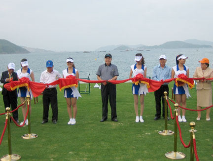 Các đồng chí lãnh đạo cắt băng khai trương sân tập golf.