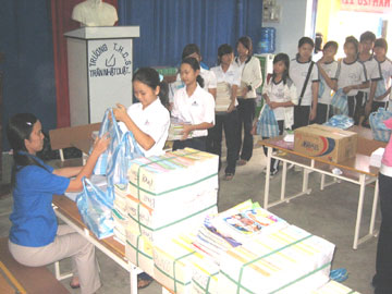 Quyên góp hơn 3.000 sách vở tặng, học sinh vùng lũ