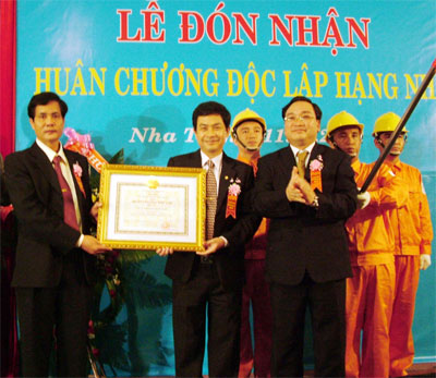 Đón nhận Huân chương Độc Lập hạng Nhì