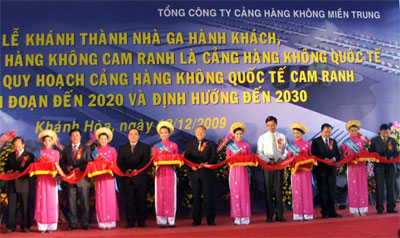 Các vị lãnh đạo đang tiến hành nghi thức khánh thành nhà ga mới.  