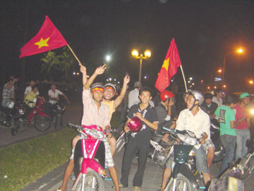 Người dân xuống đường mừng chiến thắng