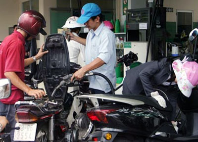 Giá xăng giảm 350 đồng mỗi lít