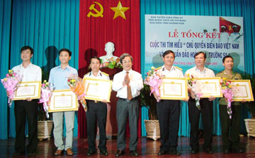 Khen thưởng 17 tập thể và 16 cá nhân