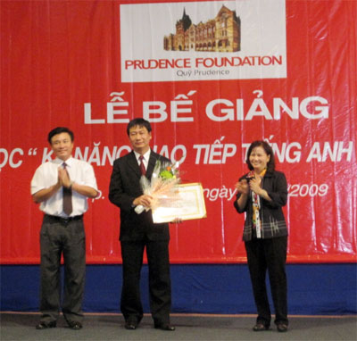 Tổ chức bế giảng khóa học “Kỹ năng giao tiếp tiếng Anh thương mại”