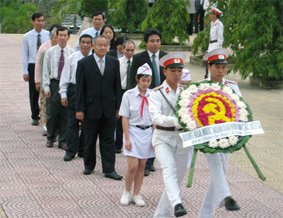 Đoàn đại biểu Tỉnh ủy Khánh Hòa viếng và đặt vòng hoa tại Nghĩa trang Liệt sĩ Hòn Dung.