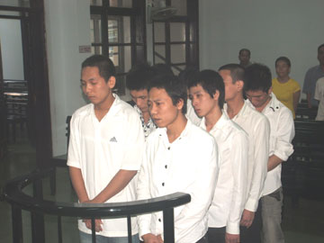 Hơn 16 năm tù cho 8 tên côn đồ