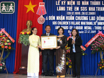 Đón nhận Huân chương Lao động hạng Ba