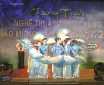 Biểu diễn nghệ thuật quần chúng mừng năm mới