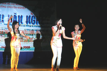 Hơn 1.000 sinh viên tham gia chương trình giao lưu văn nghệ