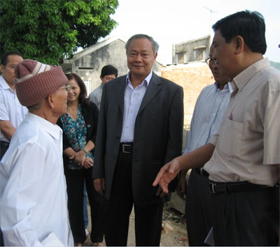 Ông Nguyễn Văn Tự - Ủy viên Trung ương Đảng, Bí thư Tỉnh ủy Khánh Hòa đang lắng nghe kiến nghị của người dân tại khu vực giải tỏa thuộc phường Vạn Thạnh.