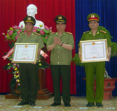 Ảnh: Đại tướng Lê Hồng Anh (giữa) trao bằng khen của Thủ tướng Chính phủ cho Công an TP. Nha Trang (Phải) và Đại tá Trần Ngọc Khánh - Phó Giám đốc Công an tỉnh Khánh Hòa (trái). 