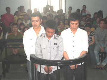 Tự gây tai nạn còn hành hung người khác