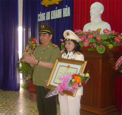 Đón nhận danh hiệu Anh hùng LLVTND và Huân chương Chiến công hạng Nhì