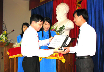 Trao giải chương trình khuyến mãi “Thẻ sành điệu, laptop hàng hiệu”