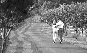 Khi chồng thích… vui ngoài đường