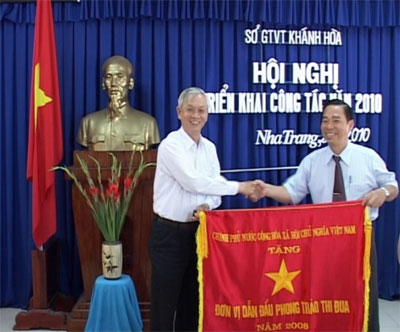 Thừa ủy nhiệm của Thủ tướng Chính phủ, ông Nguyễn Chiến Thắng - Phó Chủ tịch Thường trực UBND tỉnh Khánh Hòa trao Cờ thi đua cho Sở Giao thông vận tải.