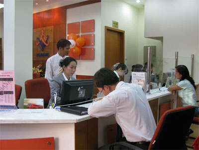 Khách hàng đến giao dịch trong ngày PG Bank Chi nhánh Khánh Hòa khai trương.