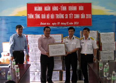 Đại diện ngành các ngân hàng tặng quà cho cán bộ, chiến sĩ và nhân dân huyện Trường Sa.