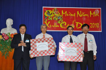 Vinh danh 2 tân phó giáo sư