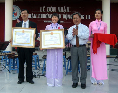 2 cá nhân đón nhận Huân chương Lao động hạng Ba