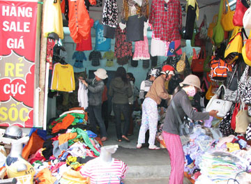 Hàng may mặc đua nhau giảm giá