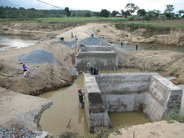 Đầu tư hơn 1 tỷ đồng xây dựng cầu tràn Tà Gụ