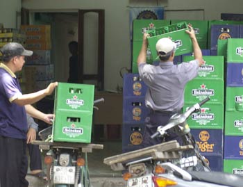 Vỏ bia cũng bị đánh thuế tiêu thụ đặc biệt. Ảnh: VnE