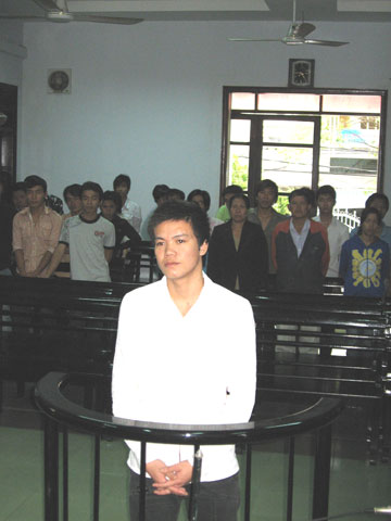 Huỳnh Minh Tuấn trước vành móng ngựa.