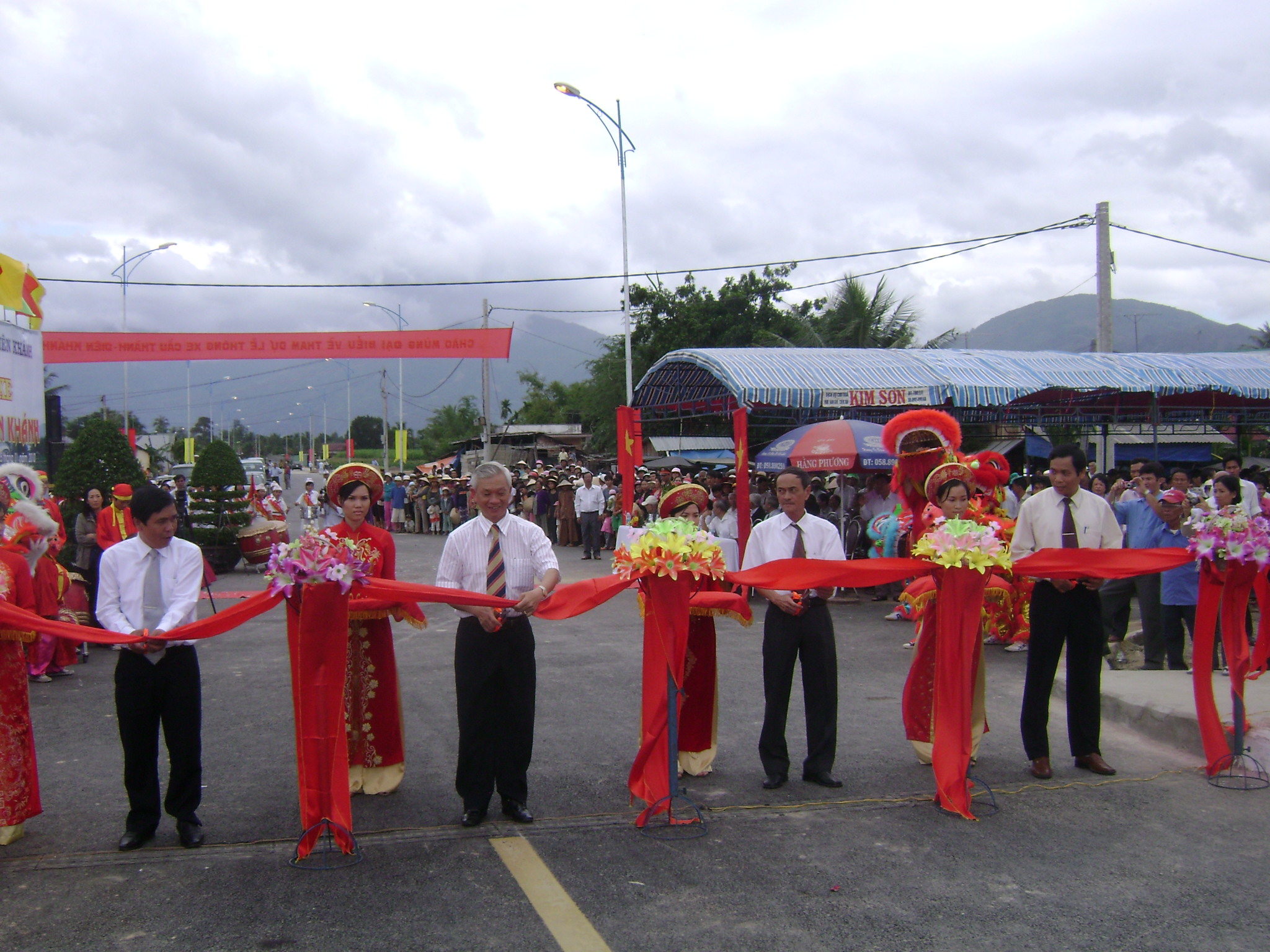 Các đồng chí lãnh đạo cắt băng thông xe kỹ thuật cầu Phú Lộc.