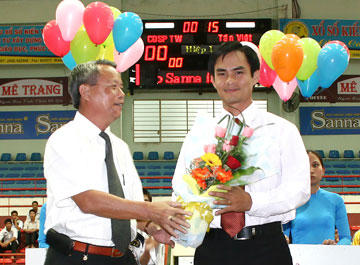 16 đội tranh tài