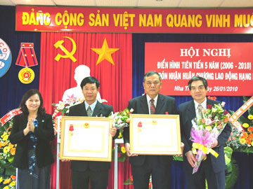 Đón nhận Huân chương Lao động hạng Nhì