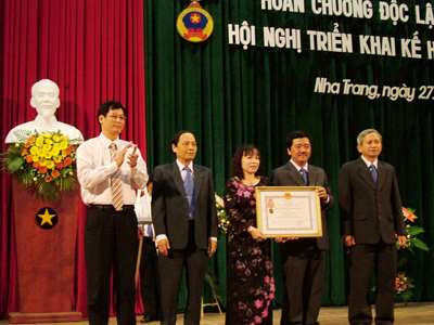 Đón nhận Huân chương Độc lập hạng Nhì