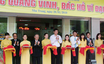 Khai mạc Triển lãm tem bưu chính “Đảng quang vinh - Bác Hồ vĩ đại”