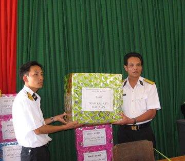 Thăm, tặng quà cho các đơn vị quân đội trên đảo