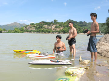 Chơi ca-nô mô hình - Thỏa niềm đam mê…