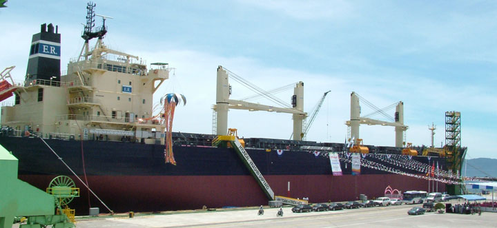 Bàn giao chiếc tàu chở hàng rời 56.000 tấn thứ 3