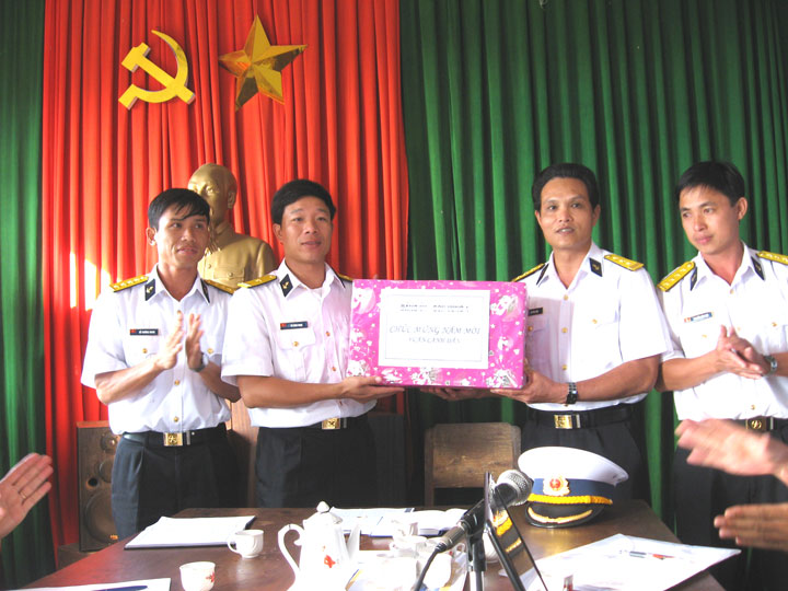 Thăm và tặng quà Tết cho các đơn vị quân đội trên đảo Hòn Tre (TP. Nha Trang)