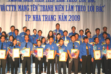 Tuyên dương 60 gương thanh niên và công trình thanh niên tiêu biểu làm theo lời Bác