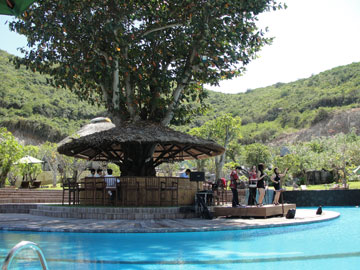 Bay cùng khinh khí cầu và xem “các sao” biểu diễn tại Hòn Tằm