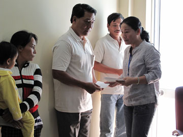 Trao tặng 25 triệu đồng cho các hoàn cảnh khó khăn