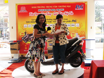 Trao giải cho khách hàng trúng thưởng đợt 3