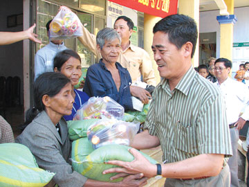 Thăm và chúc Tết các gia đình chính sách