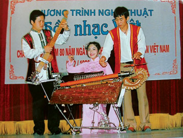 Tham gia triển lãm nhạc cụ truyền thống các dân tộc Việt Nam