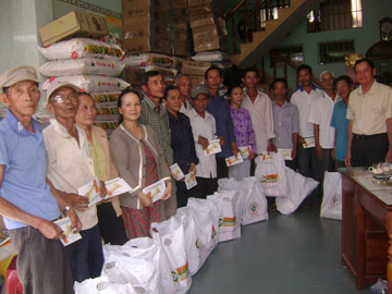 Tặng gần 500 phần quà cho nông dân nghèo đón Tết