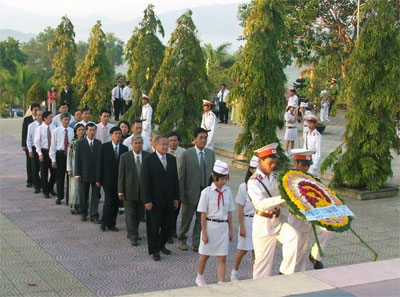 Đoàn đại biểu Tỉnh ủy Khánh Hòa do ông Nguyễn Văn Tự - Ủy viên Trung ương Đảng, Bí thư Tỉnh ủy dẫn đầu đặt vòng hoa tại Nghĩa trang liệt sĩ Hòn Dung