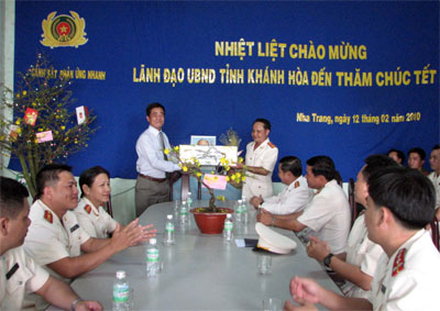 Thăm và chúc Tết nhiều cơ quan, doanh nghiệp và lực lượng vũ trang trên địa bàn tỉnh