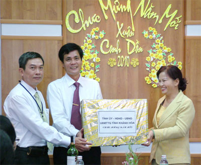 Bà Nguyễn Thị Thu Hằng - Phó Chủ tịch UBND tỉnh Khánh Hòa (bìa phải) tặng quà tại Công ty Cổ phần Điện lực Khánh Hòa.