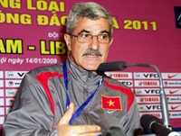 Huấn luyện viên Calisto vẫn bỏ lửng bản hợp đồng với VFF