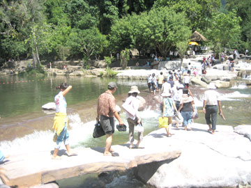 Khách quá tải, dịch vụ tăng giá