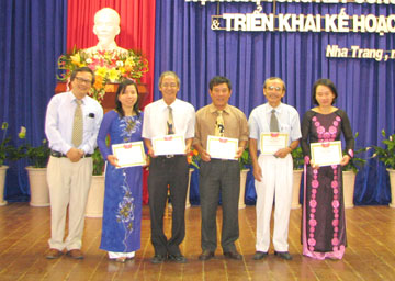 Đại diện các khoa xuất sắc nhận bằng khen của Sở Y tế. Ảnh: Tấn Hùng